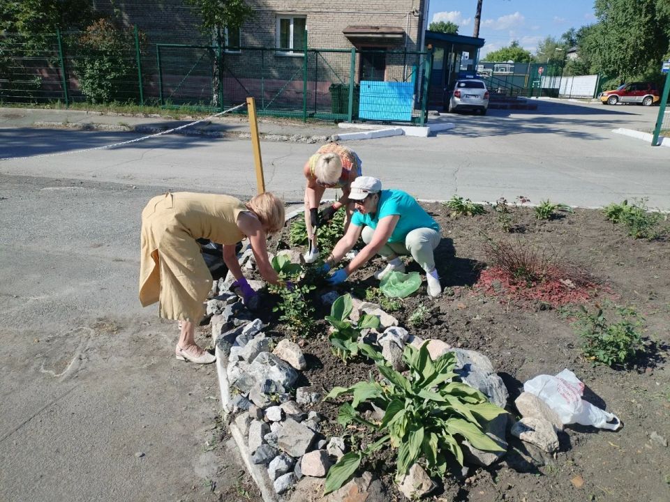 Элегантность в поступках: участницы студии стиля навели порядок у мемориальной стелы Александра Аксёнова Элегантность в поступках: участницы студии стиля навели порядок у мемориальной стелы Александра Аксёнова