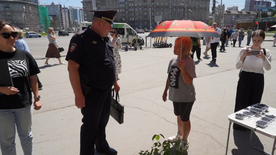 Малина вне закона: с нелегальной торговлей борются на площади Калинина Малина вне закона: с нелегальной торговлей борются на площади Калинина