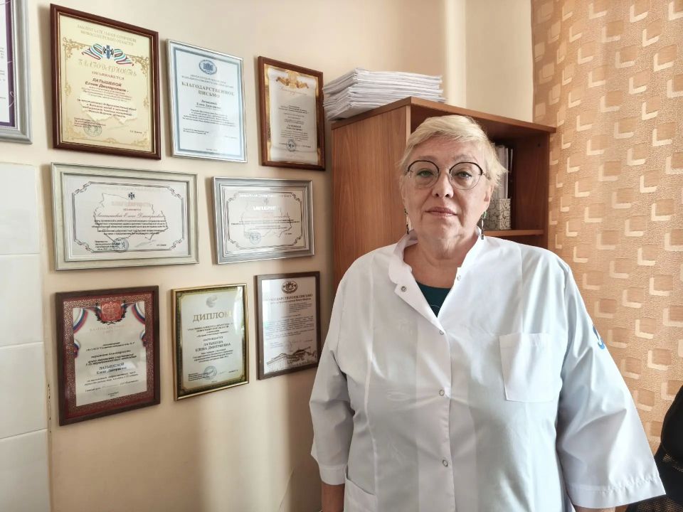 Врач физической и реабилитационной медицины Новосибирского областного клинического госпиталя ветеранов войн № 3 Елена Латышева сменила несколько специальностей, и даже получила новый диплом в 64 года! Врач физической и реабилитационной медицины Новосибирского областного клинического госпиталя ветеранов войн № 3 Елена Латышева сменила несколько специальностей, и даже получила новый диплом в 64 года!