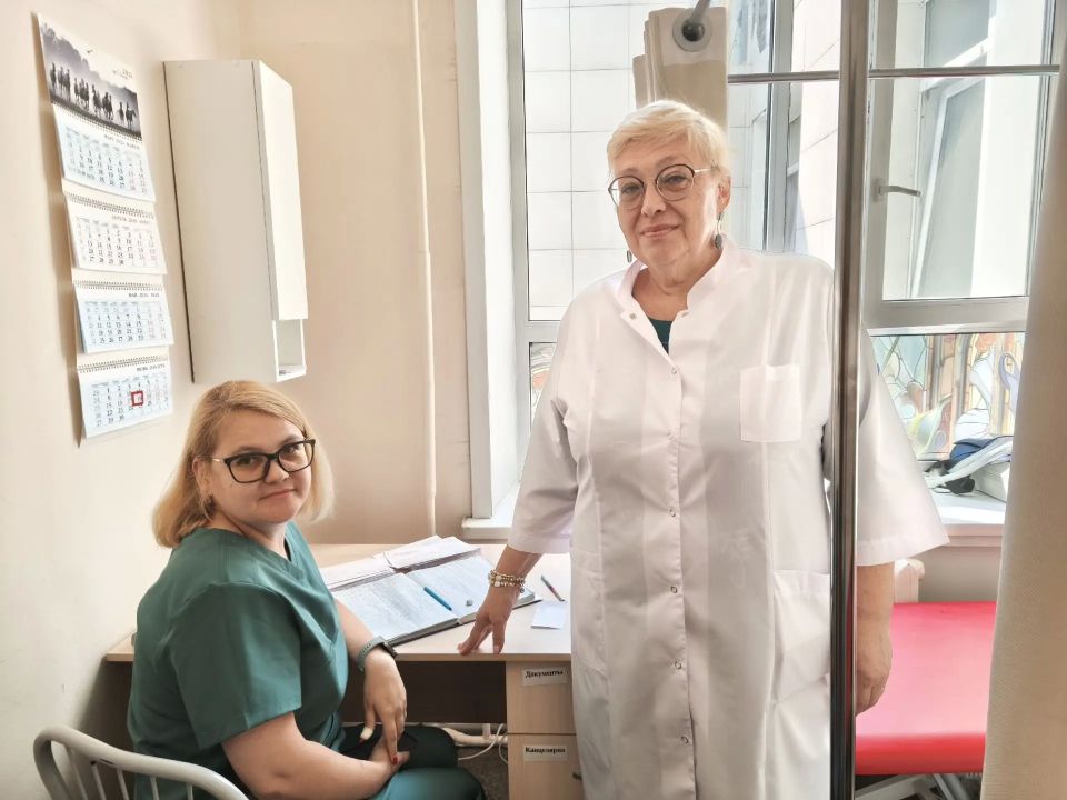 Врач физической и реабилитационной медицины Новосибирского областного клинического госпиталя ветеранов войн № 3 Елена Латышева сменила несколько специальностей, и даже получила новый диплом в 64 года! Врач физической и реабилитационной медицины Новосибирского областного клинического госпиталя ветеранов войн № 3 Елена Латышева сменила несколько специальностей, и даже получила новый диплом в 64 года!