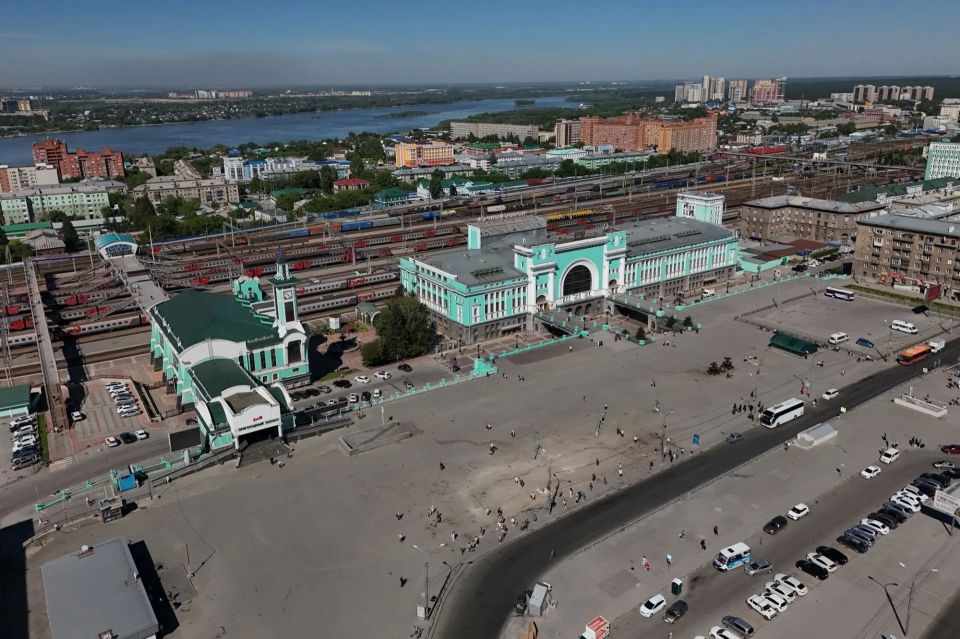Торговый павильон разобрали на площади у вокзала Торговый павильон разобрали на площади у вокзала