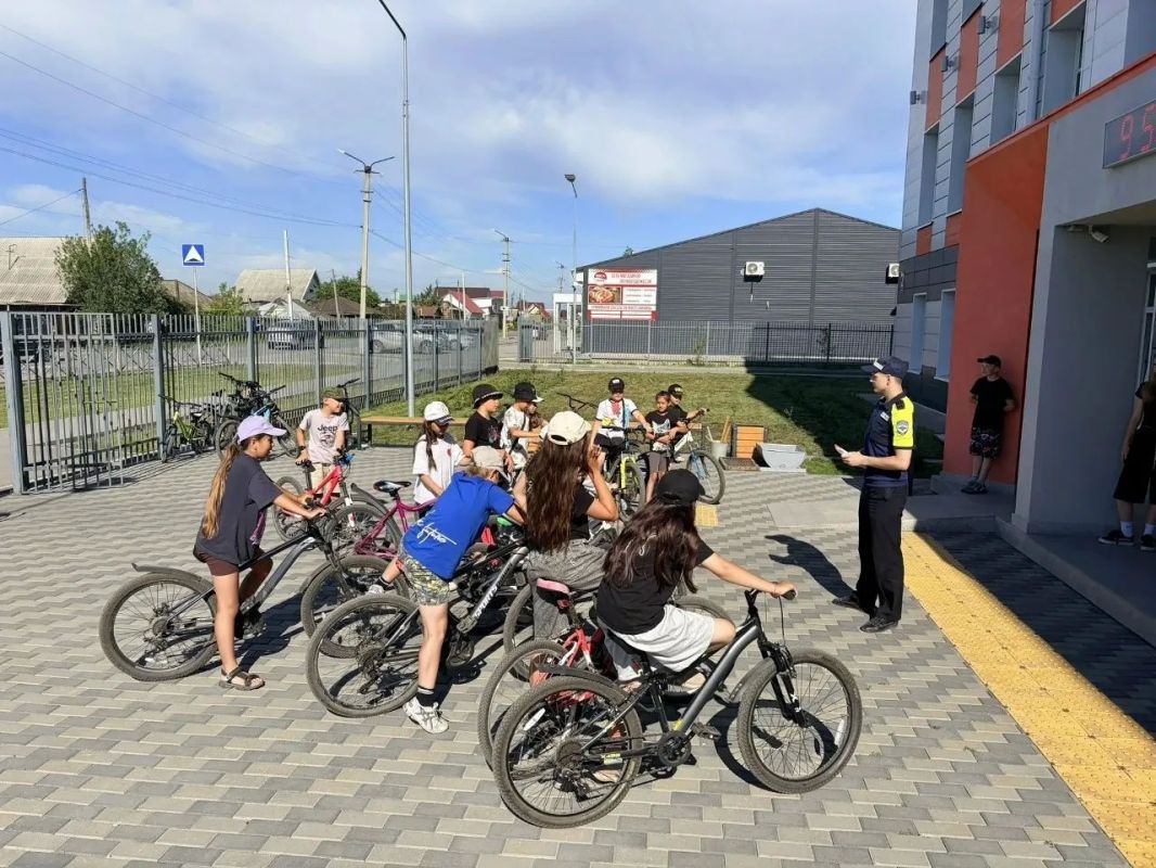 Сотрудники Госавтоинспекции города Куйбышева проводят профилактические беседы с несовершеннолетними велосипедистами Сотрудники Госавтоинспекции города Куйбышева проводят профилактические беседы с несовершеннолетними велосипедистами