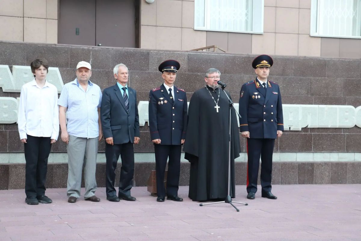 В Новосибирске сотрудники полиции приняли участие во Всероссийской акции «Свеча памяти» В Новосибирске сотрудники полиции приняли участие во Всероссийской акции «Свеча памяти»