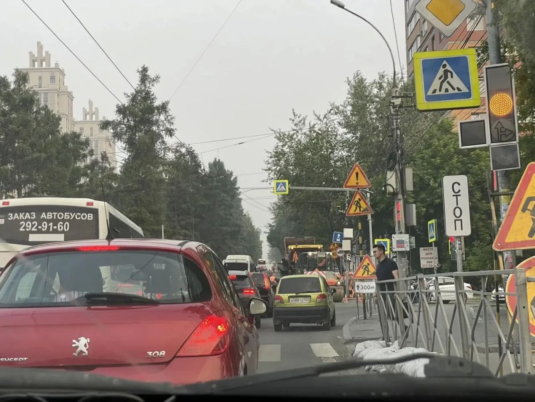 На Мочищенском шоссе в Новосибирске образовался затор из-за ремонта дороги