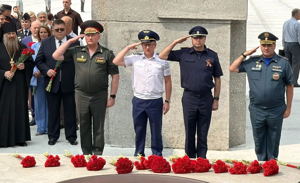 В День памяти и скорби и.о. руководителя следственного управления СК России по Новосибирской области возложил цветы к Вечному огню на Монументе славы В День памяти и скорби и.о. руководителя следственного управления СК России по Новосибирской области возложил цветы к Вечному огню на Монументе славы
