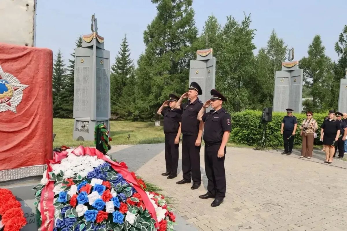В Новосибирской области сотрудники полиции приняли участие в акции «Свеча памяти» В Новосибирской области сотрудники полиции приняли участие в акции «Свеча памяти»