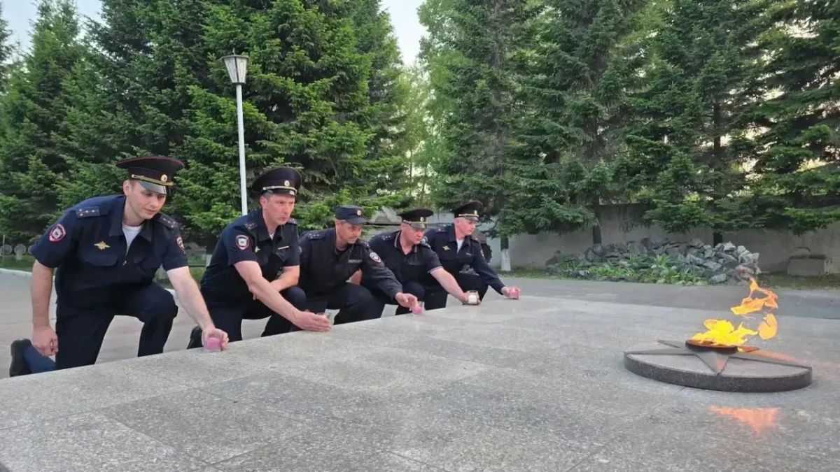 В Новосибирской области сотрудники полиции приняли участие в акции «Свеча памяти» В Новосибирской области сотрудники полиции приняли участие в акции «Свеча памяти»
