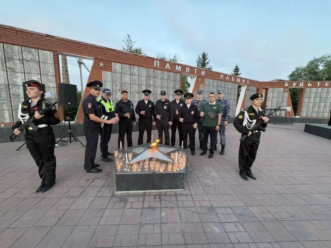В Новосибирской области сотрудники полиции приняли участие в акции «Свеча памяти» В Новосибирской области сотрудники полиции приняли участие в акции «Свеча памяти»