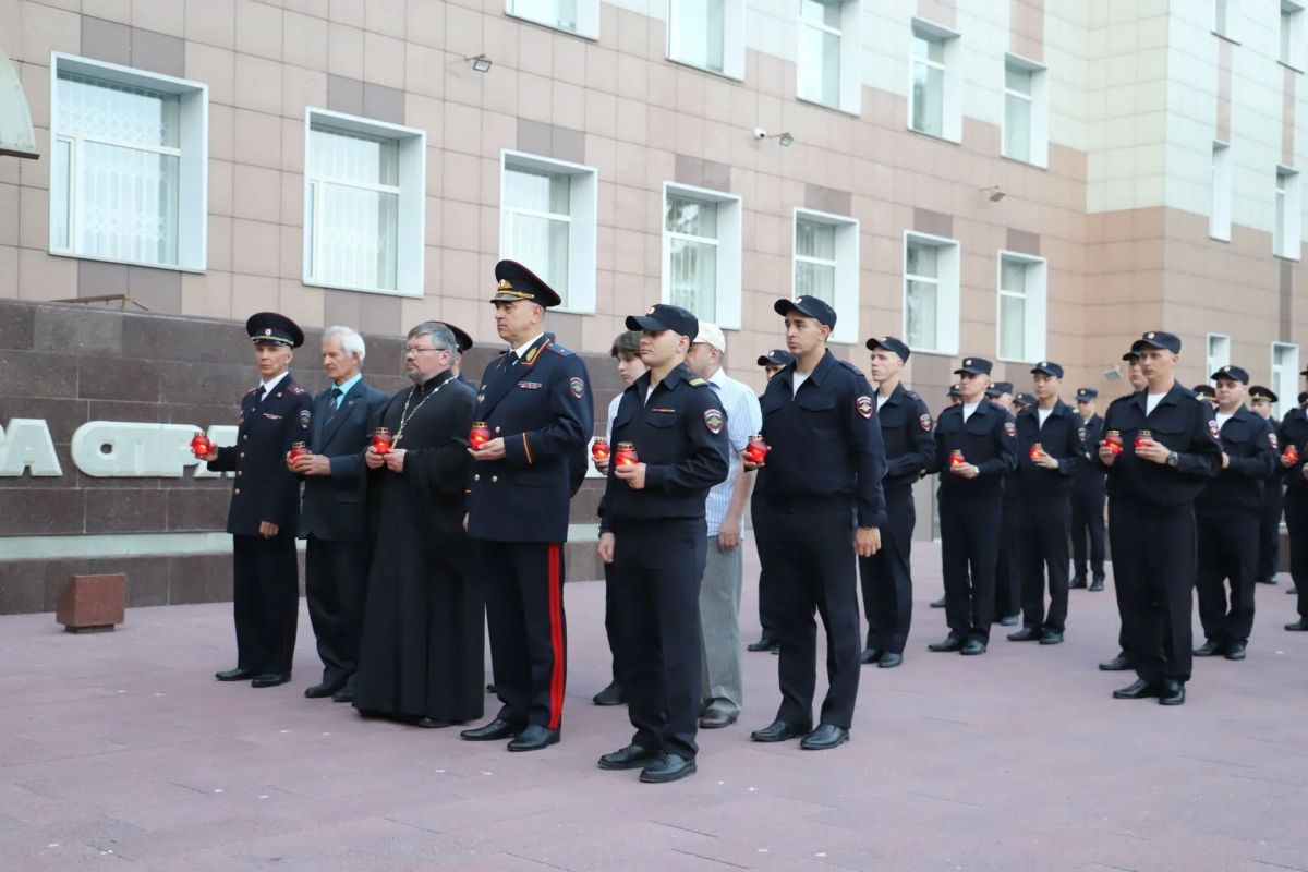 В Новосибирске сотрудники полиции приняли участие во Всероссийской акции «Свеча памяти» В Новосибирске сотрудники полиции приняли участие во Всероссийской акции «Свеча памяти»
