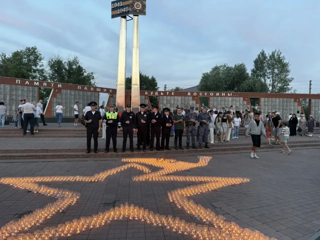 В Новосибирской области сотрудники полиции приняли участие в акции «Свеча памяти» В Новосибирской области сотрудники полиции приняли участие в акции «Свеча памяти»