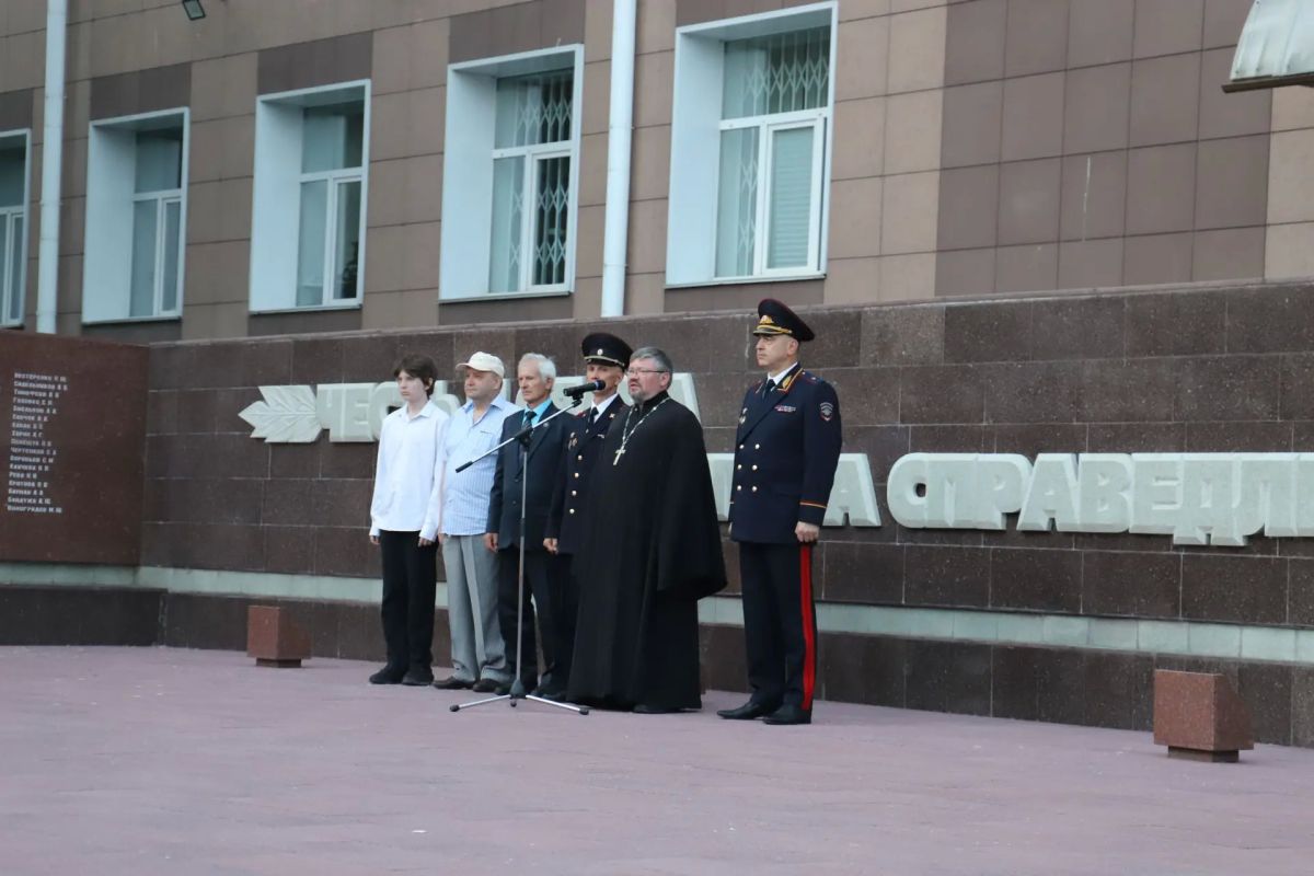 В Новосибирске сотрудники полиции приняли участие во Всероссийской акции «Свеча памяти» В Новосибирске сотрудники полиции приняли участие во Всероссийской акции «Свеча памяти»