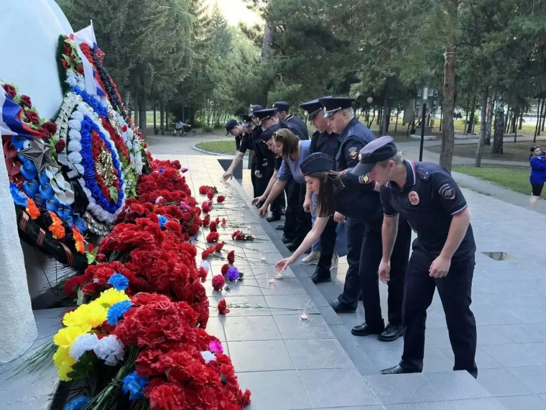 В Новосибирской области сотрудники полиции приняли участие в акции «Свеча памяти» В Новосибирской области сотрудники полиции приняли участие в акции «Свеча памяти»