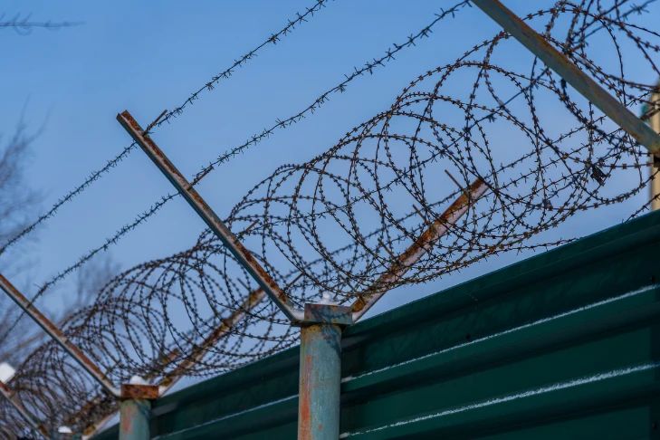 Осужденный иностранец набросился на сотрудника колонии в Новосибирске