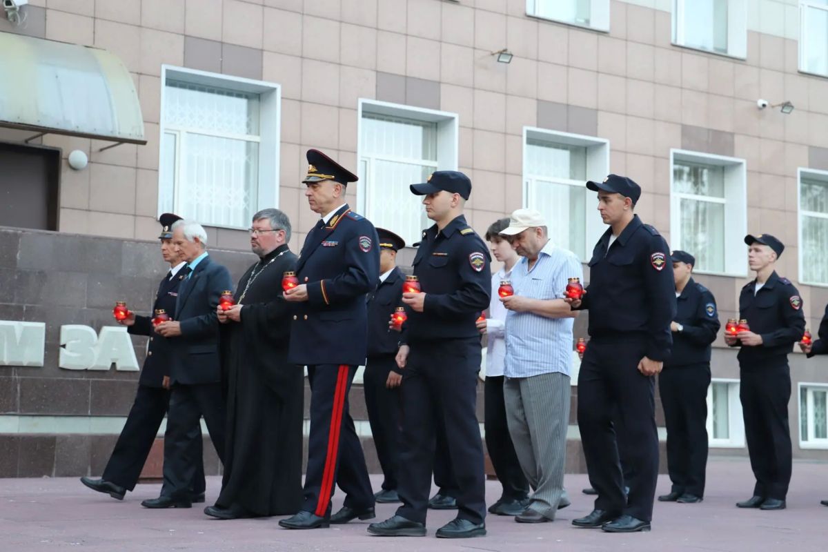 В Новосибирске сотрудники полиции приняли участие во Всероссийской акции «Свеча памяти» В Новосибирске сотрудники полиции приняли участие во Всероссийской акции «Свеча памяти»