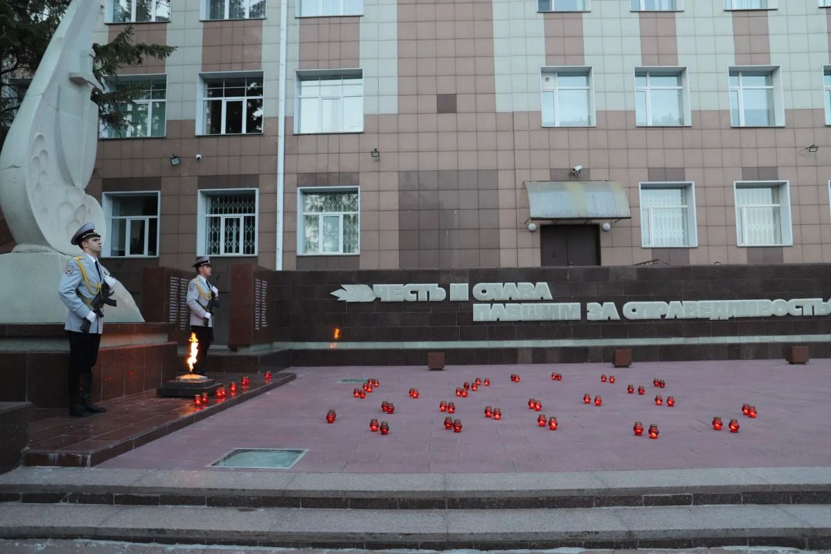 В Новосибирске сотрудники полиции приняли участие во Всероссийской акции «Свеча памяти» В Новосибирске сотрудники полиции приняли участие во Всероссийской акции «Свеча памяти»