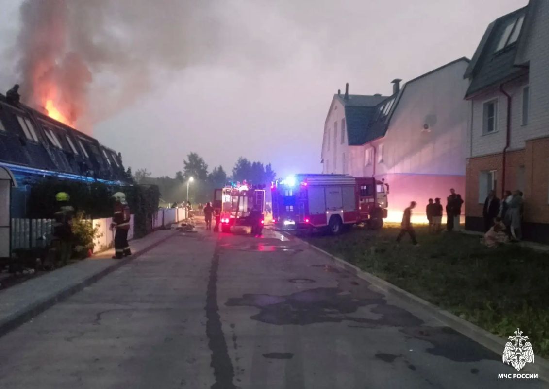 Пожарные ликвидировали крупное возгорание в многоквартирном жилом доме Пожарные ликвидировали крупное возгорание в многоквартирном жилом доме