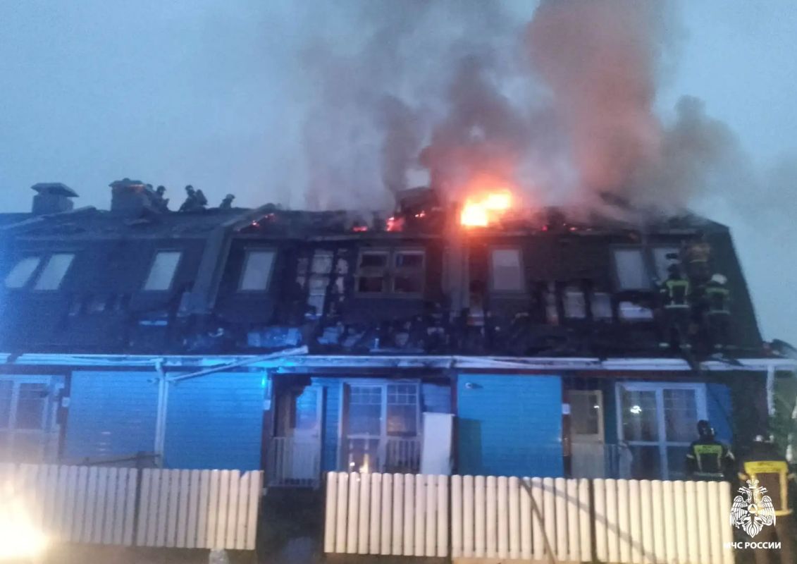 Пожарные ликвидировали крупное возгорание в многоквартирном жилом доме Пожарные ликвидировали крупное возгорание в многоквартирном жилом доме
