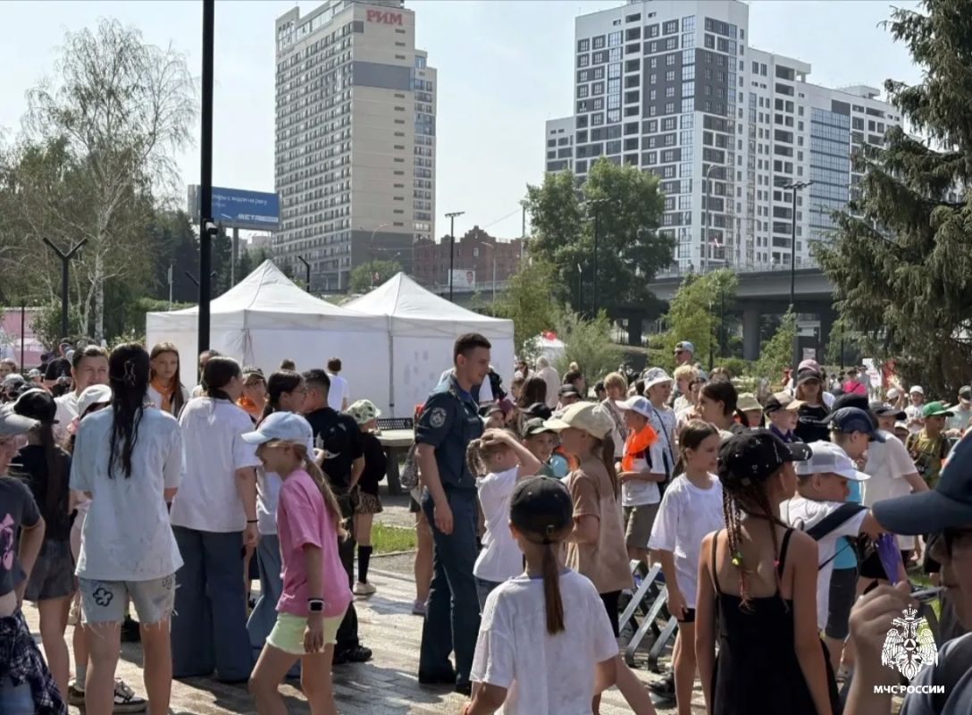 Участники ярмарки «Марафон памяти и единства» узнали о вакансиях МЧС России Участники ярмарки «Марафон памяти и единства» узнали о вакансиях МЧС России