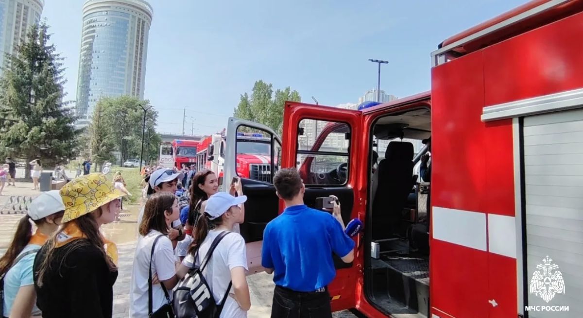 Участники ярмарки «Марафон памяти и единства» узнали о вакансиях МЧС России Участники ярмарки «Марафон памяти и единства» узнали о вакансиях МЧС России