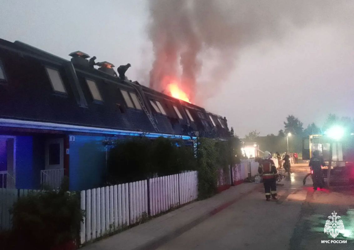 Пожарные ликвидировали крупное возгорание в многоквартирном жилом доме Пожарные ликвидировали крупное возгорание в многоквартирном жилом доме