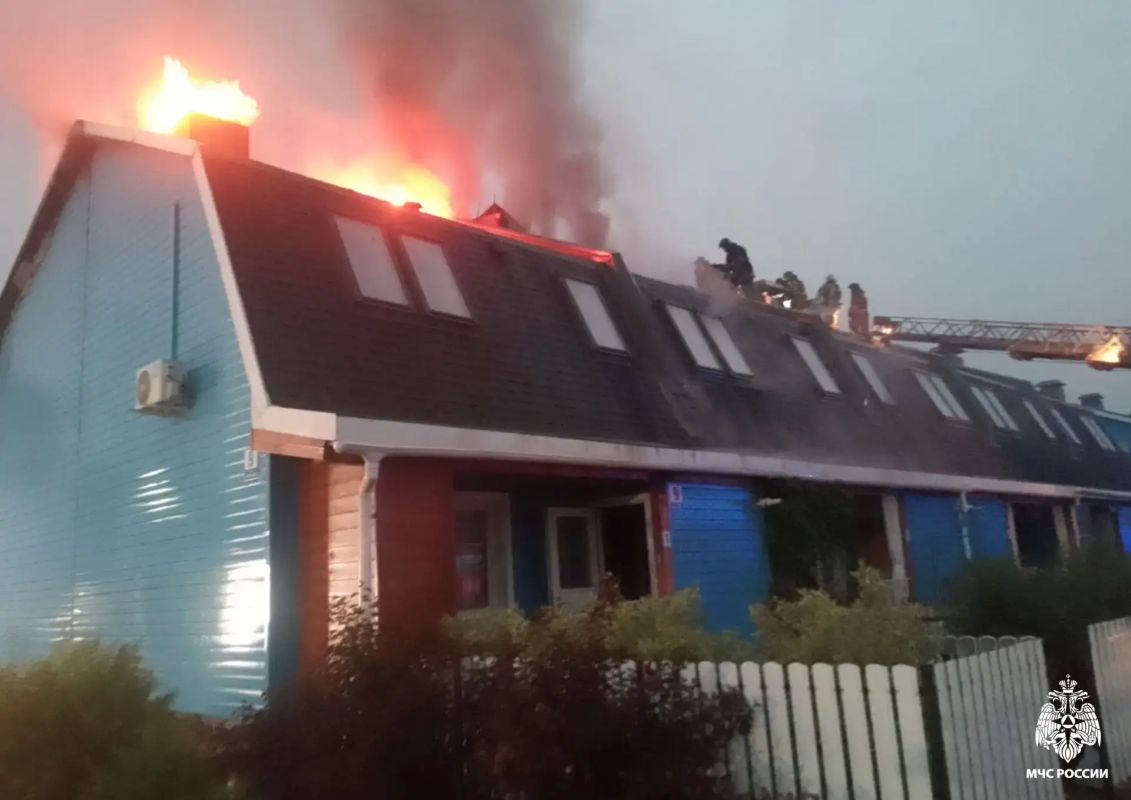 Пожарные ликвидировали крупное возгорание в многоквартирном жилом доме Пожарные ликвидировали крупное возгорание в многоквартирном жилом доме