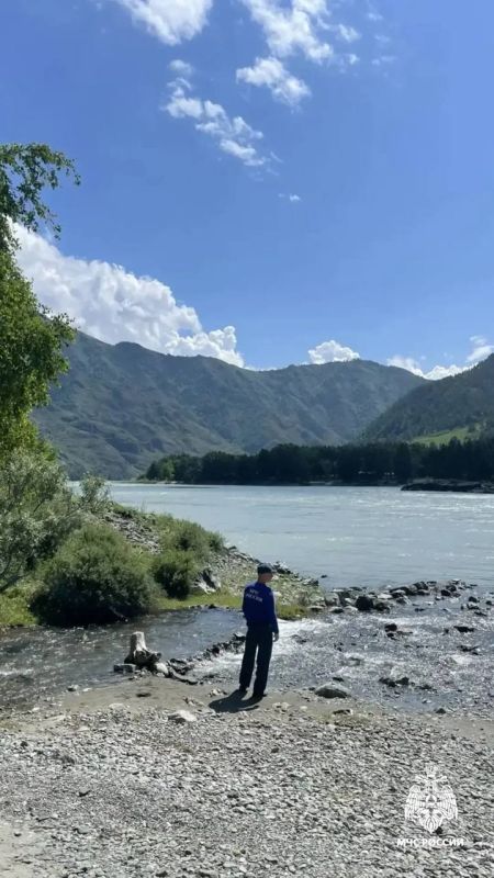 На Алтае продолжаются поиски 15-летнего юноши из Новосибирска, который сорвался с горы в Катунь во время селфи На Алтае продолжаются поиски 15-летнего юноши из Новосибирска, который сорвался с горы в Катунь во время селфи