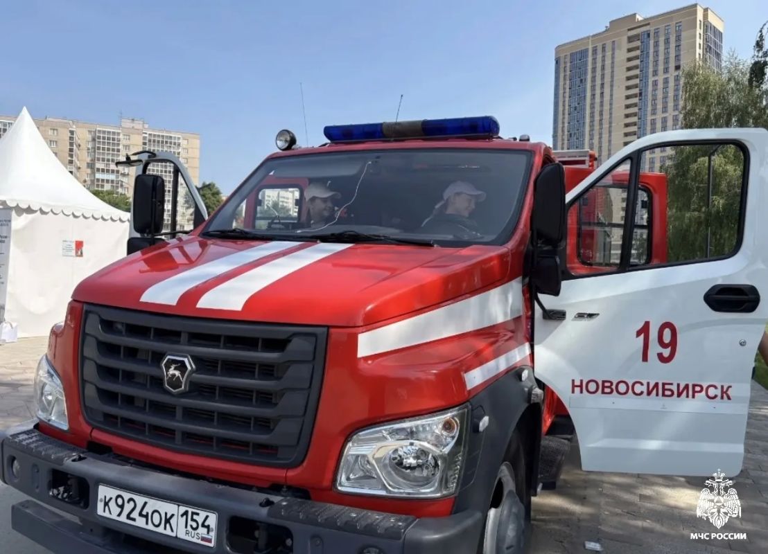 Участники ярмарки «Марафон памяти и единства» узнали о вакансиях МЧС России Участники ярмарки «Марафон памяти и единства» узнали о вакансиях МЧС России