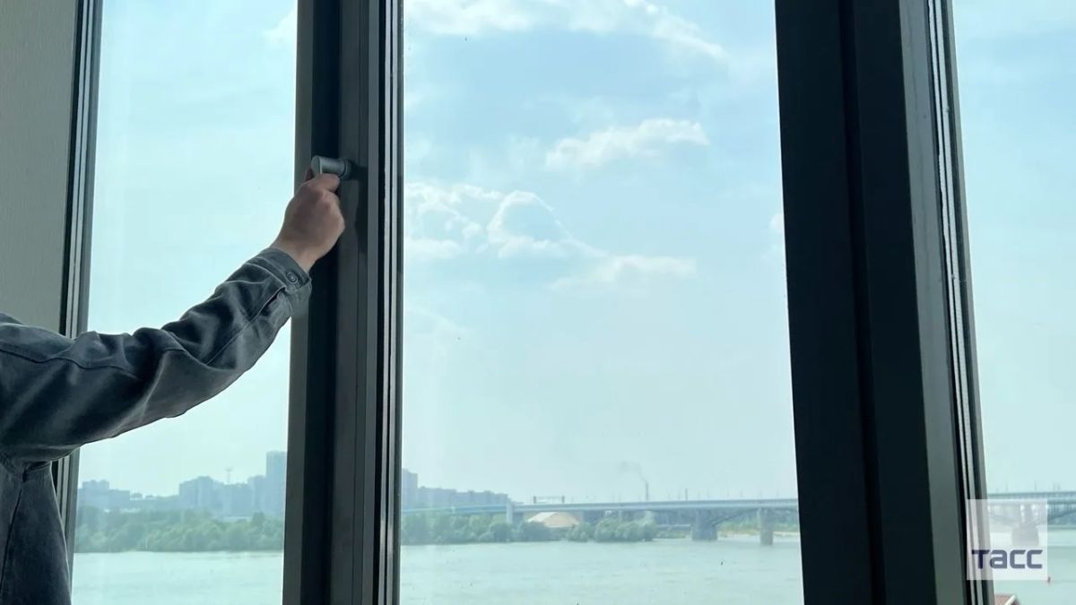 Жителям Новосибирска рекомендовали не открывать окна для проветривания, несмотря на жару, — в городе установились неблагоприятные метеоусловия из-за смога от лесных пожаров в Красноярском крае