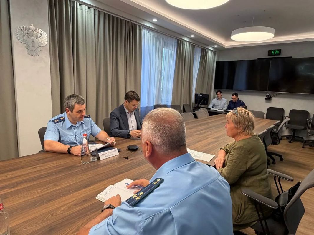 Прокурор области Александр Бучман провел личный прием граждан, приуроченный ко Дню медицинского работника Прокурор области Александр Бучман провел личный прием граждан, приуроченный ко Дню медицинского работника