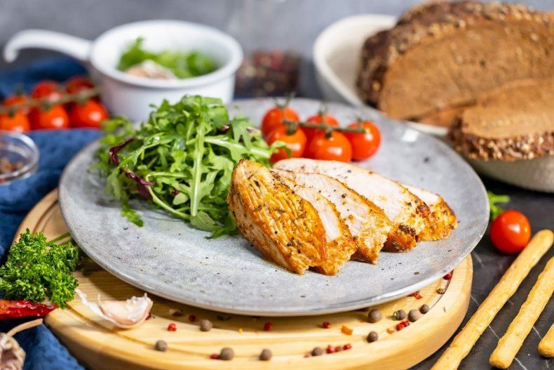 Нежный стейк из индейки с овощами: легкий и вкусный рецепт для ужина