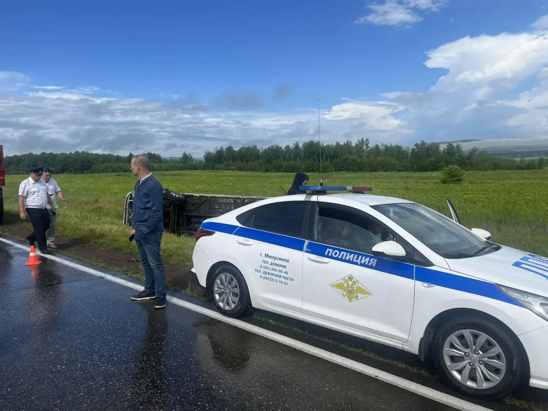 В Красноярском крае перевернулся автобус с детьми В Красноярском крае перевернулся автобус с детьми