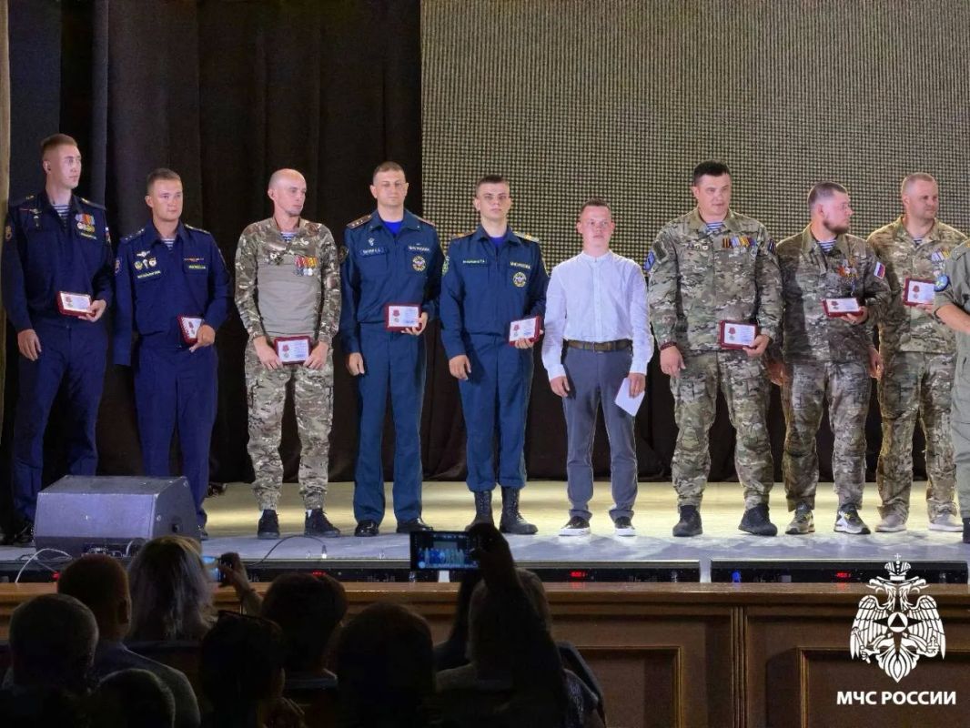 В День ветеранов боевых действий сотрудников МЧС России наградили медалями В День ветеранов боевых действий сотрудников МЧС России наградили медалями