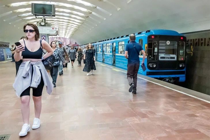 Даже хмурые новосибирцы улыбаются в метро ради быстрого проезда