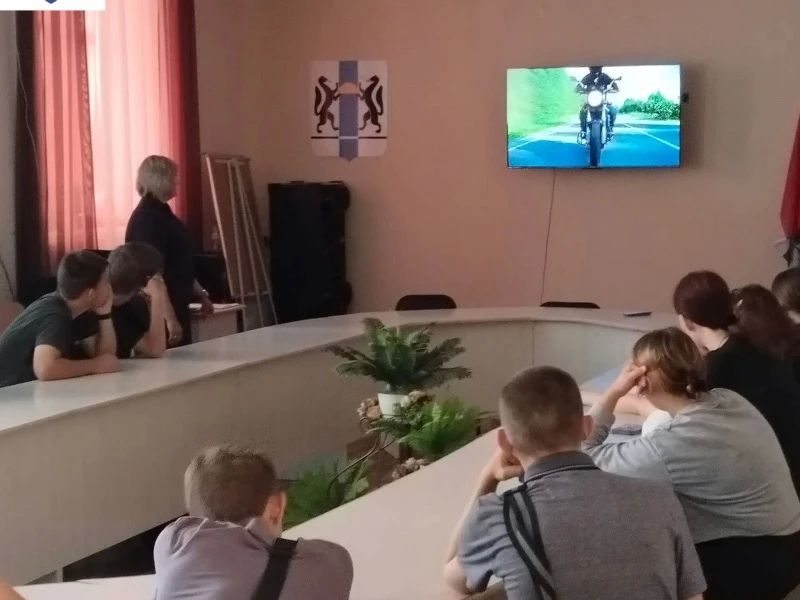 В Новосибирской области сотрудники Госавтоинспекции провели для студентов «краш–курс» по безопасности дорожного движения В Новосибирской области сотрудники Госавтоинспекции провели для студентов «краш–курс» по безопасности дорожного движения