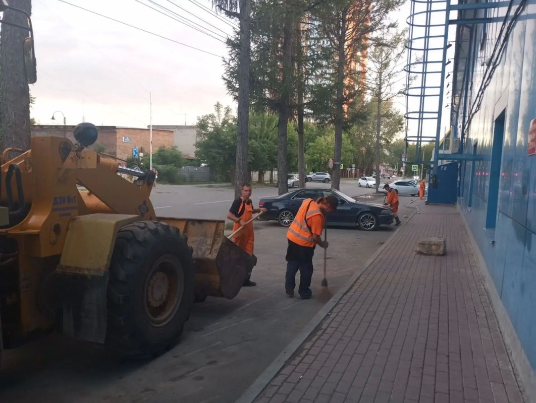 За неделю (с 29 июня по 5 июля) с магистралей и улиц Новосибирска вывезли 2 039 кубометров мусора и 2 156 тонн смета и грязи За неделю (с 29 июня по 5 июля) с магистралей и улиц Новосибирска вывезли 2 039 кубометров мусора и 2 156 тонн смета и грязи