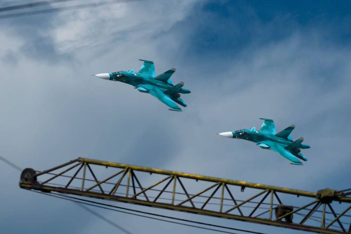 Заводское авиашоу с участием Су-34, И-16 и Як-40 в честь 95-летия Новосибирского авиационного завода им. В.П. Чкалова Заводское авиашоу с участием Су-34, И-16 и Як-40 в честь 95-летия Новосибирского авиационного завода им. В.П. Чкалова