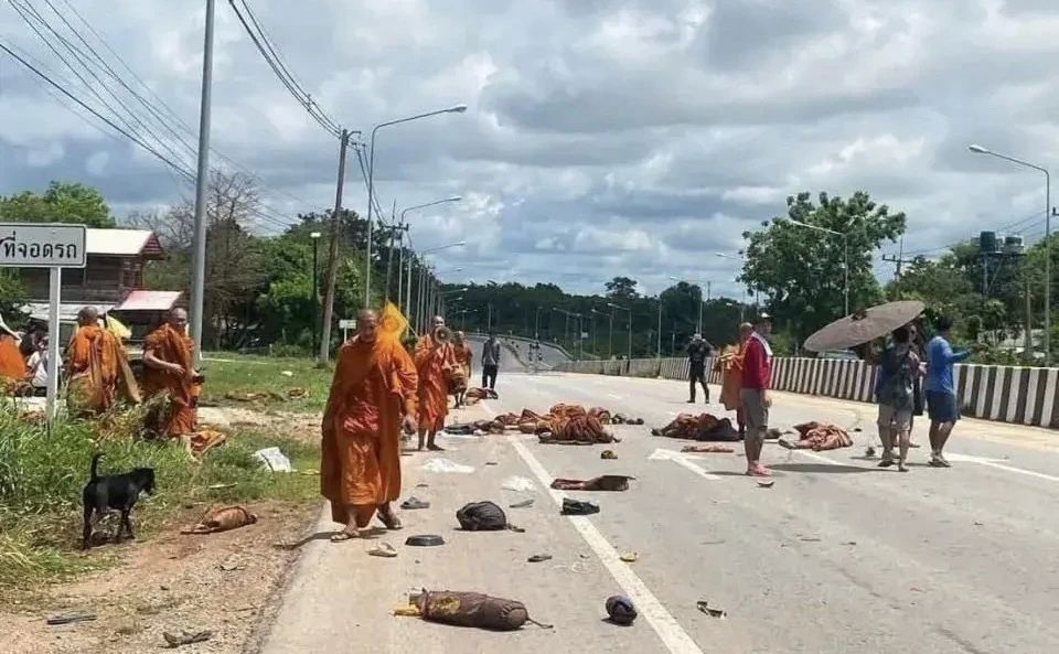 Мальчик на пикапе сбил монахов: 9 погибших Мальчик на пикапе сбил монахов: 9 погибших