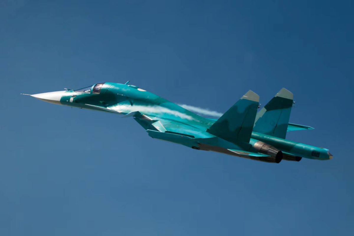 Заводское авиашоу с участием Су-34, И-16 и Як-40 в честь 95-летия Новосибирского авиационного завода им. В.П. Чкалова Заводское авиашоу с участием Су-34, И-16 и Як-40 в честь 95-летия Новосибирского авиационного завода им. В.П. Чкалова