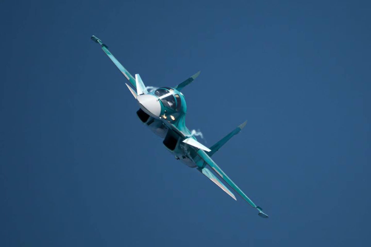 Заводское авиашоу с участием Су-34, И-16 и Як-40 в честь 95-летия Новосибирского авиационного завода им. В.П. Чкалова Заводское авиашоу с участием Су-34, И-16 и Як-40 в честь 95-летия Новосибирского авиационного завода им. В.П. Чкалова