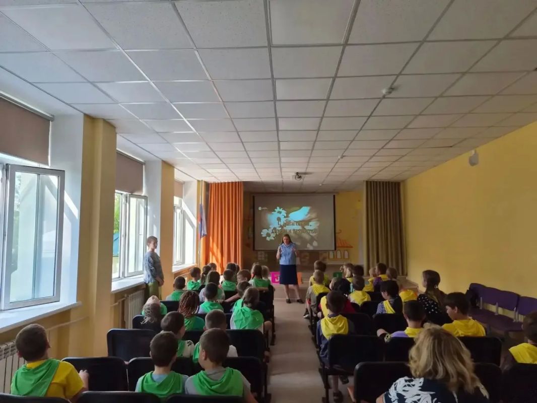 В День семьи, любви и верности прокуратурой города Новосибирска проведена лекция с детьми в МАОУ Лицей №200 В День семьи, любви и верности прокуратурой города Новосибирска проведена лекция с детьми в МАОУ Лицей №200