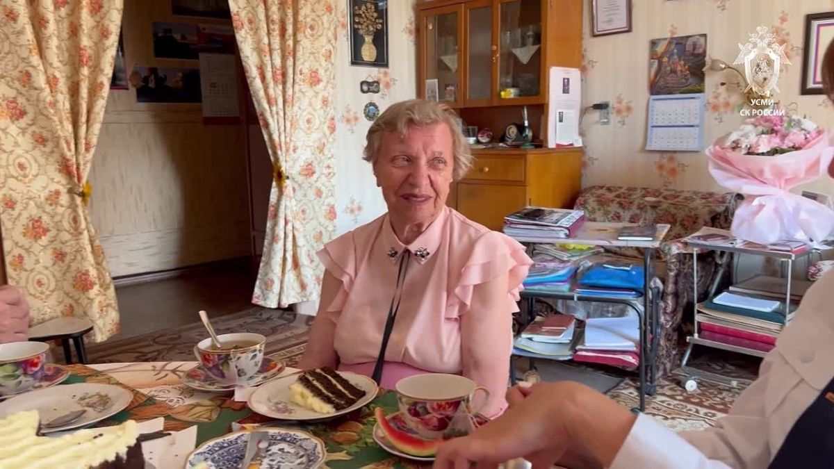 В Красноярске сотрудники СК России поздравили жительницу блокадного Ленинграда с днем рождения