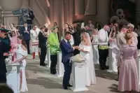Три пары из Новосибирска поженились на фестивале «Россия