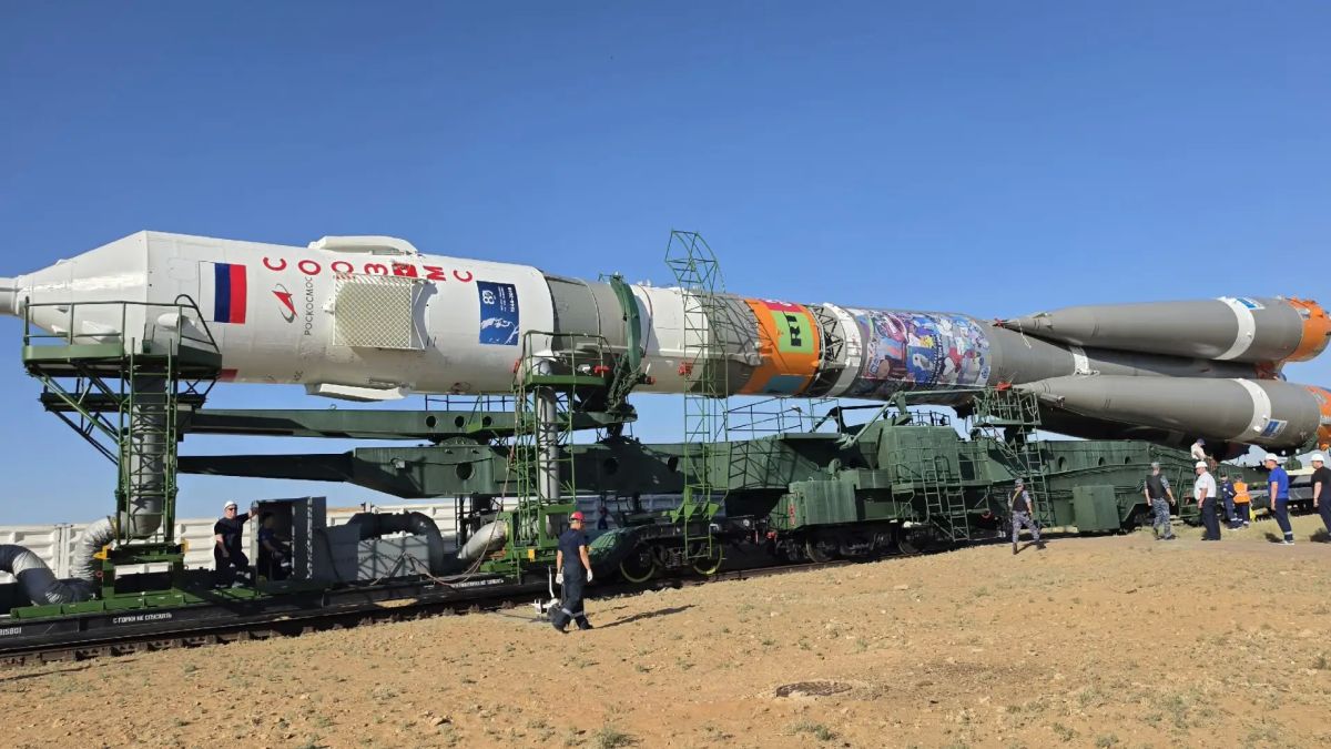 Ракету с космическим кораблём для Анны Кикиной доставили на старт Ракету с космическим кораблём для Анны Кикиной доставили на старт