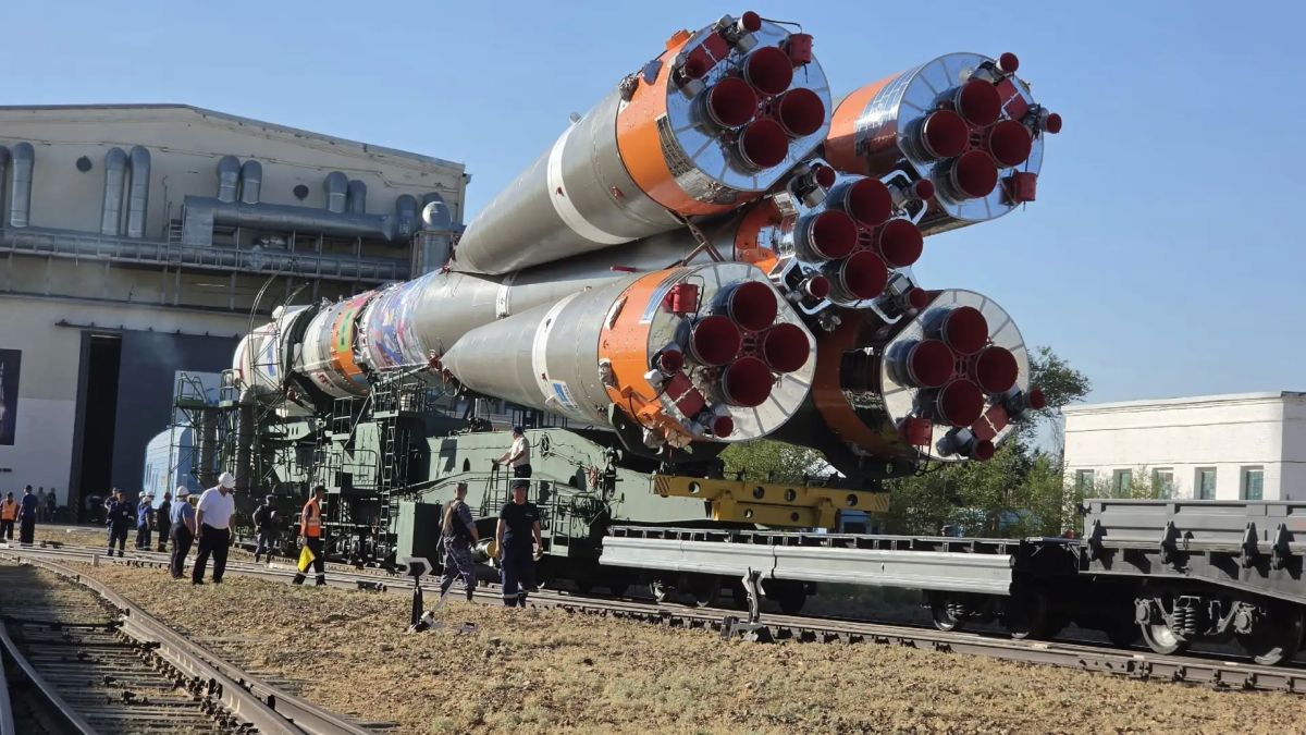 Ракету с космическим кораблём для Анны Кикиной доставили на старт Ракету с космическим кораблём для Анны Кикиной доставили на старт