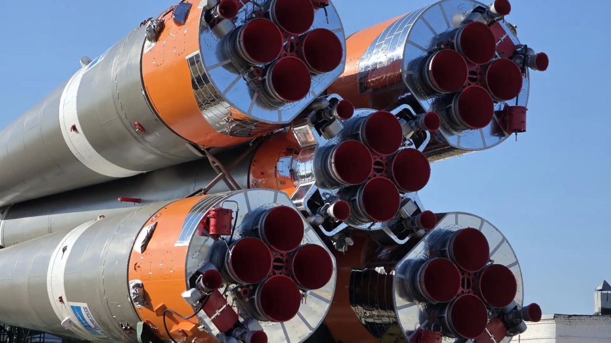 Ракету с космическим кораблём для Анны Кикиной доставили на старт Ракету с космическим кораблём для Анны Кикиной доставили на старт
