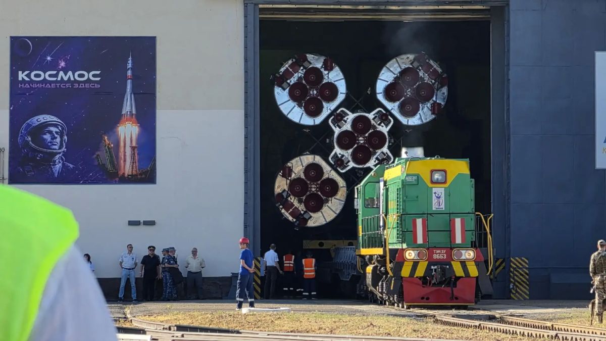 Ракету с космическим кораблём для Анны Кикиной доставили на старт Ракету с космическим кораблём для Анны Кикиной доставили на старт