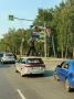 Новая функция навигатора?. Пассажир автомобиля Subaru Legacy забрался на крышу, чтобы подсказать водителю, сколько ещё машин в очереди на заправку
