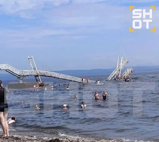 Обрушился мост с детьми. В Приморье в бухте Муравьиная обвалился мост, когда на нём было около 20 человек