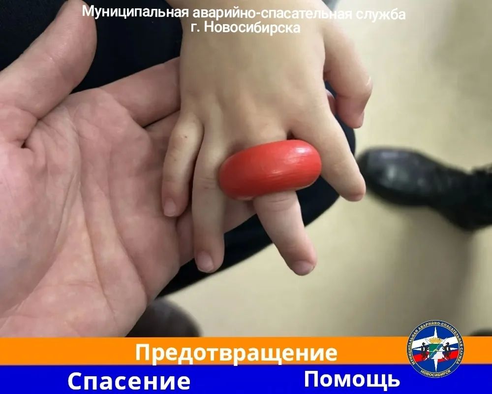Спасатели освободили девочку из игрушечной «ловушки» Спасатели освободили девочку из игрушечной «ловушки»