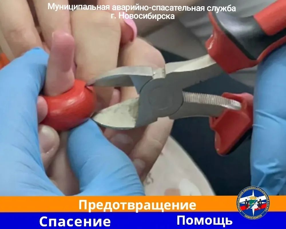 Спасатели освободили девочку из игрушечной «ловушки» Спасатели освободили девочку из игрушечной «ловушки»